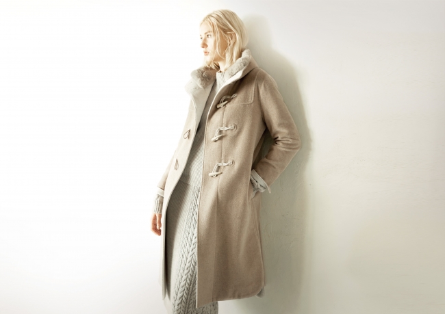 ナチュラルで美しい！エクリュベージュのダッフルコート発売 | 株式