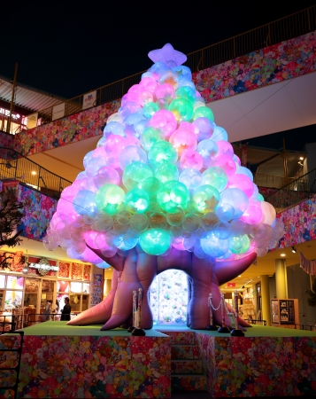 まるで夢の世界に入り込んだような新感覚の体験型クリスマスツリー