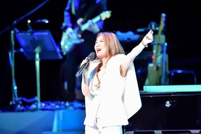 私は歌で魅了する」八神純子、40年のキャリアを凝縮した「完全ベスト