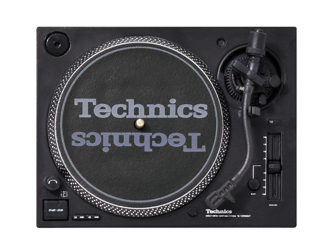 TechnicsのターンテーブルやミキサーなどのDJ機器がミニチュア