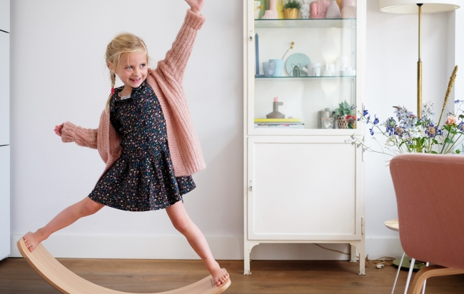 日本初上陸】世界40ヵ国で愛される子供用木製バランスボード「Wobbel