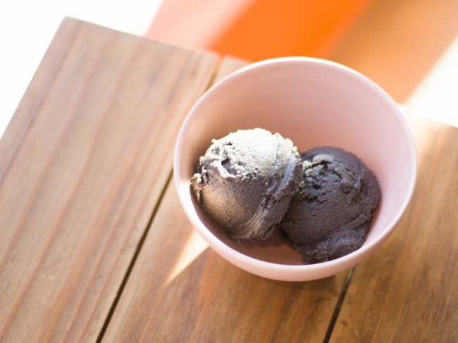 Kippy'sCOCO-CREAMから黒ゴマを使った新作アイス「ブラックセサミ」が