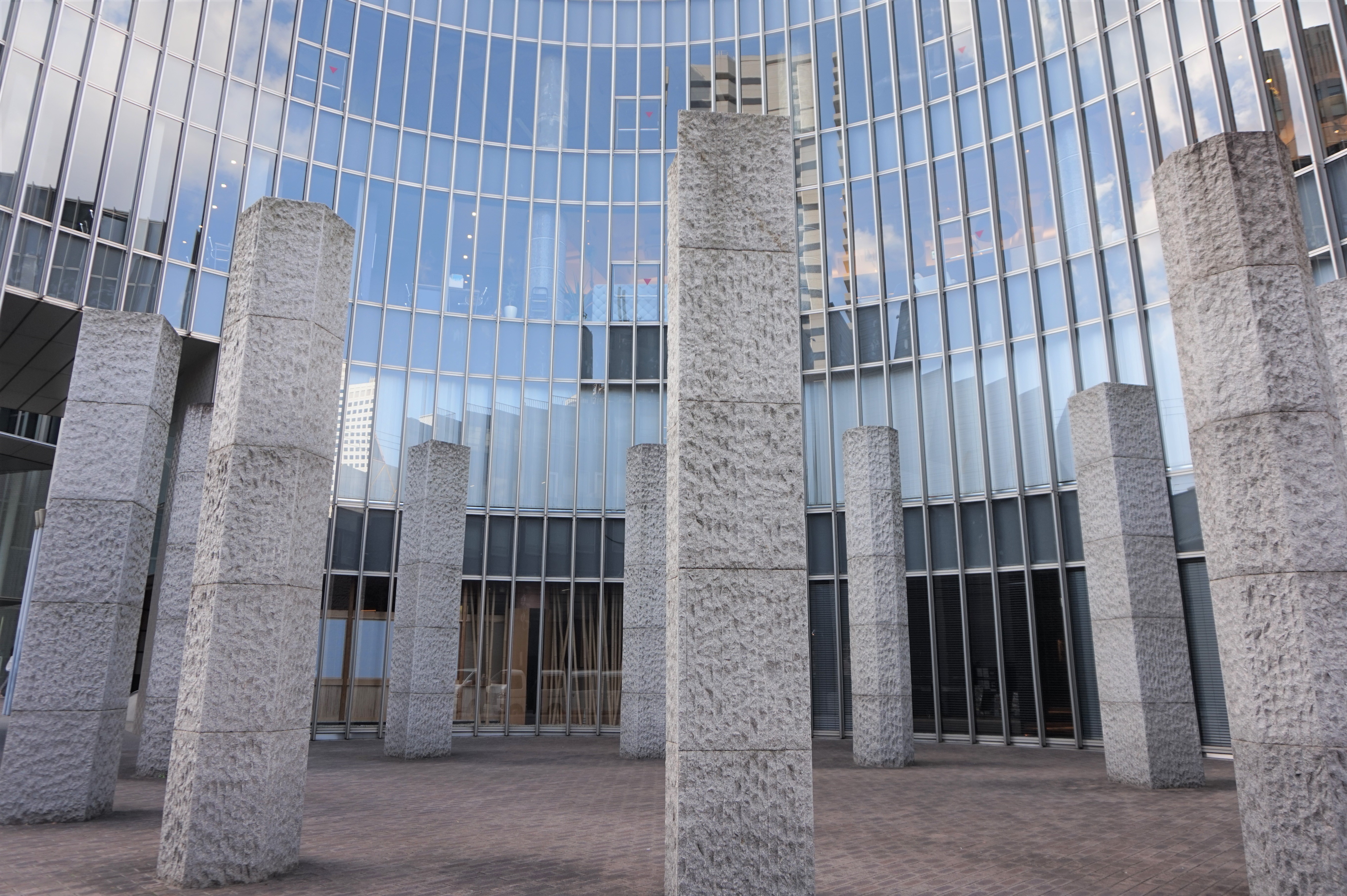 水の門」都心オフィスビルの公開空地に噴水をイメージしたゲートウェイ