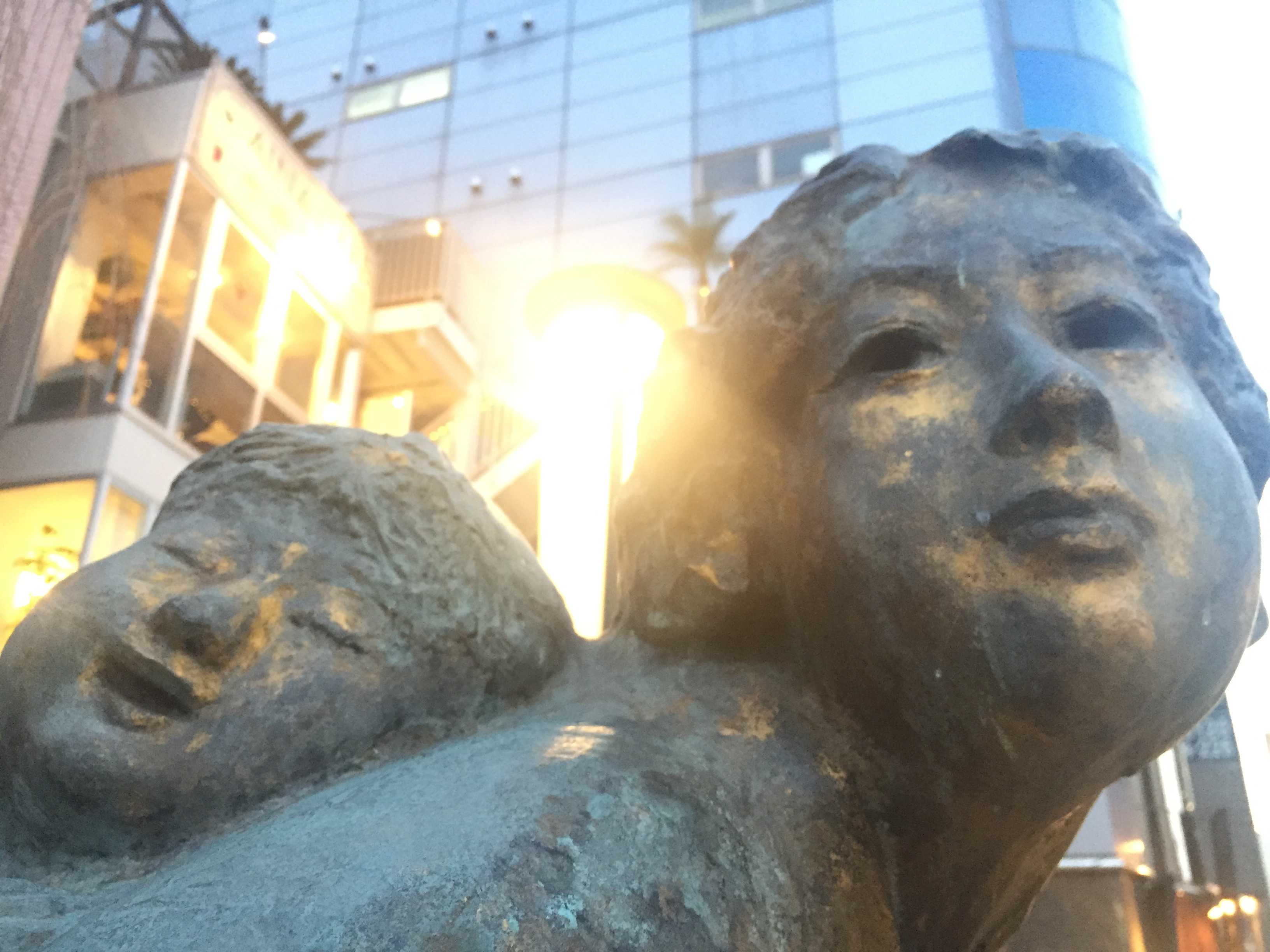 若き日の母」北村西望作 八王子のブロンズ像 - 母のぬくもり。母親の