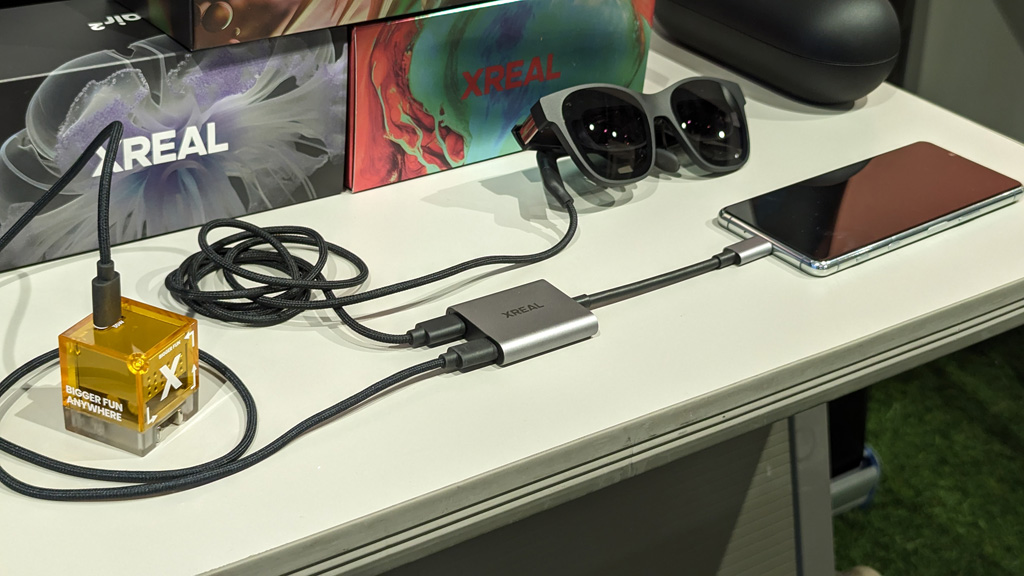 デバイスにUSB給電しながらARグラスが使えるアクセサリー「XREAL Hub