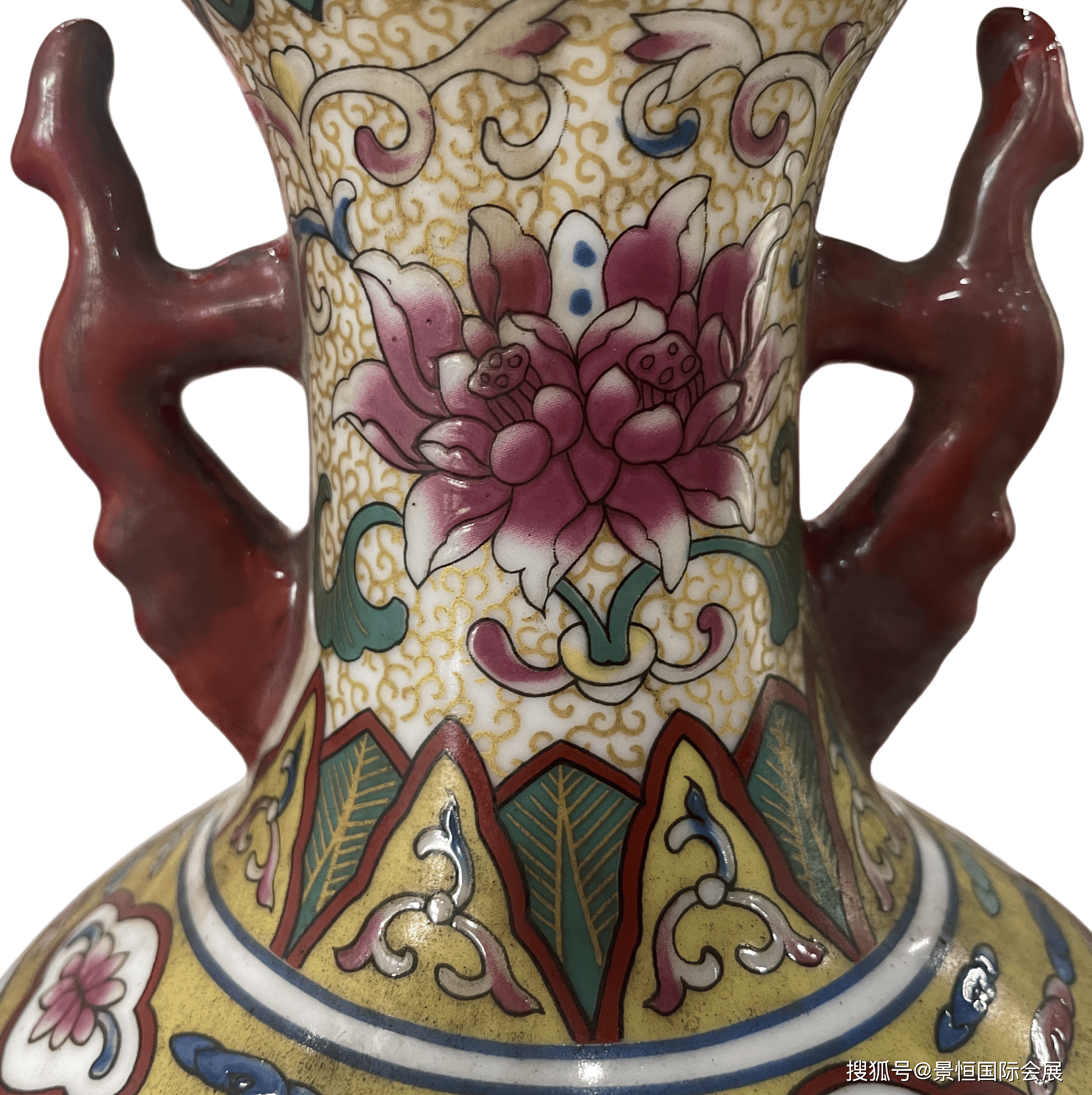 是中国传统制瓷的珍品：“大清乾隆年制”款粉彩开窗富贵缠枝牡丹纹双耳赏