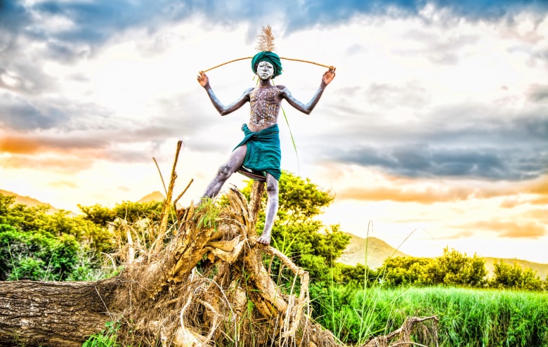 極彩”を感じる。ヨシダナギ、スリ族にフューチャーした日本初の写真集