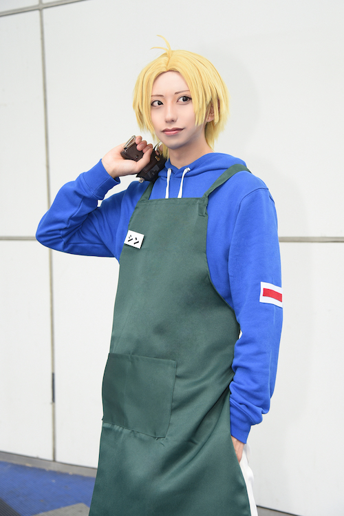 タイトな警察官衣装を着こなす『パンティ&ストッキング』コスプレ