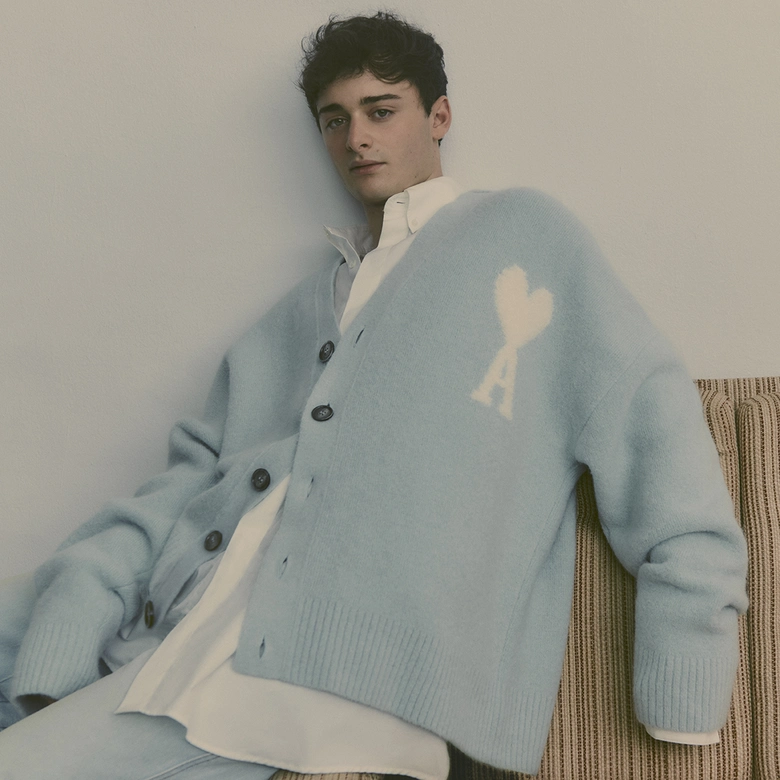AMI PARISがノア・シュナップを起用した 「Cloudy Wool」ニットウェア