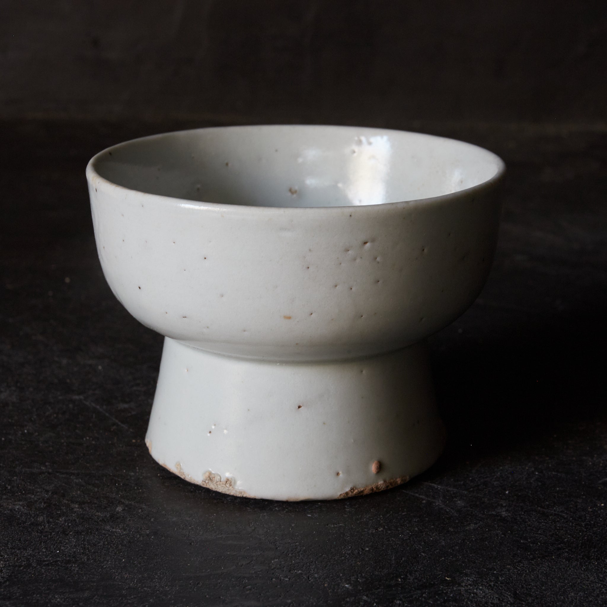 李朝 白磁台付碗（1392–1897 CE） | 入蘆花（ロカニイル）