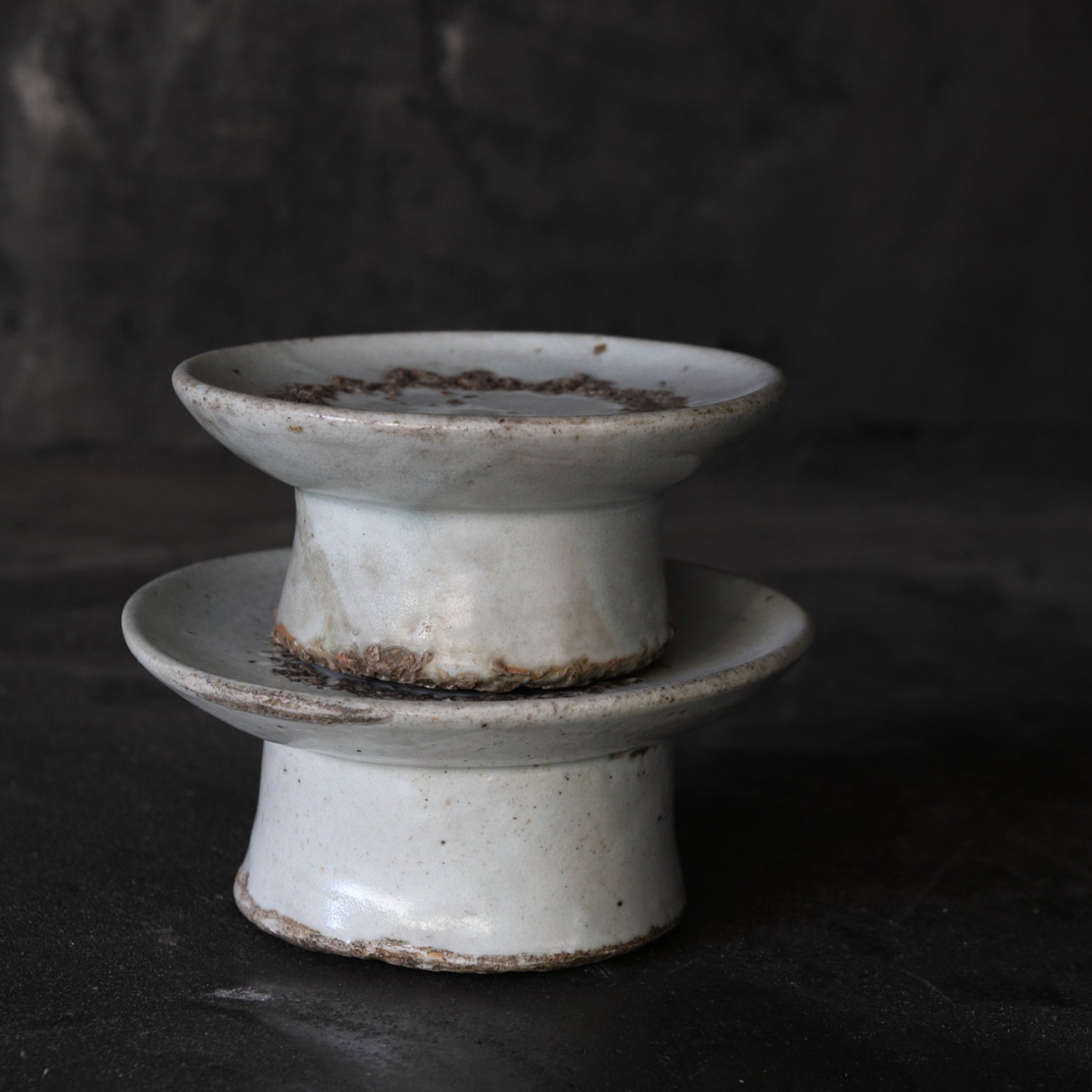 李朝 白磁高坏台皿（1392–1897 CE） | 入蘆花（ロカニイル）