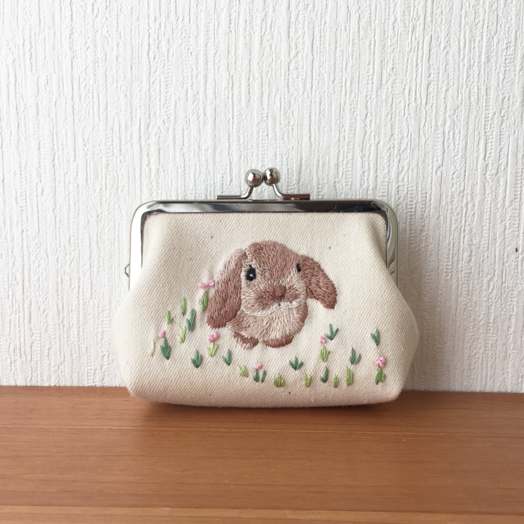 刺繍のカードケースになるがま口 たれ耳うさぎオレンジ