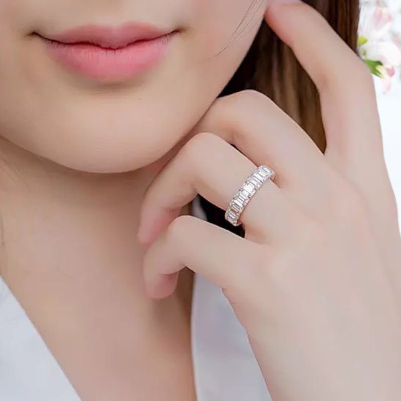 モアサナイト エメラルドカットフルエタニティリング – RADIANN