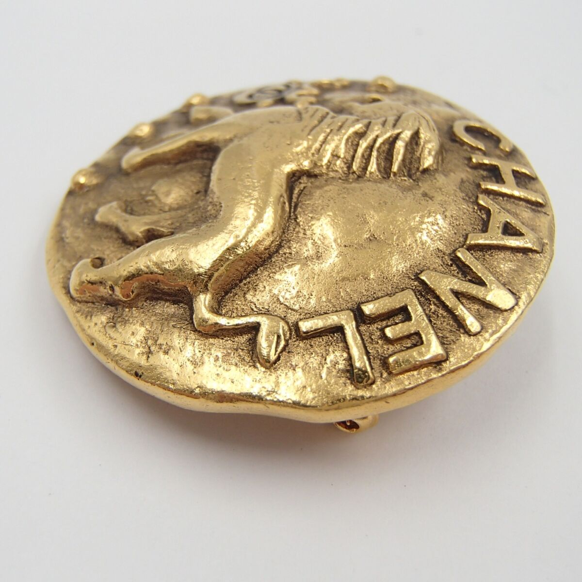 シャネルのブローチは今でも売れる？ 神奈川県のお客様 - 買取のラフテル