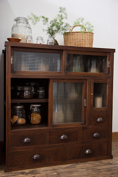 ノスタルジックな魅力。昭和レトロなガラス戸棚のすすめ