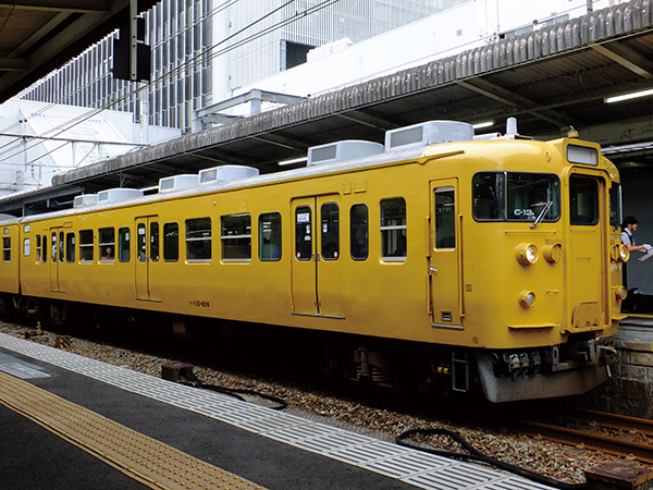 電車の屋根上に注目！知れば知るほど面白い「分散式クーラー」の113系
