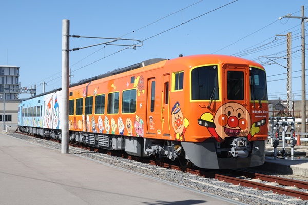 JR四国】いよいよ運行開始！「高徳線うずしおアンパンマン列車」2652+