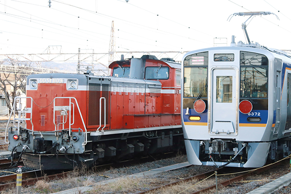 私鉄の路線にDD51見参！？珍しい並びも展開！南海8300系の甲種輸送を