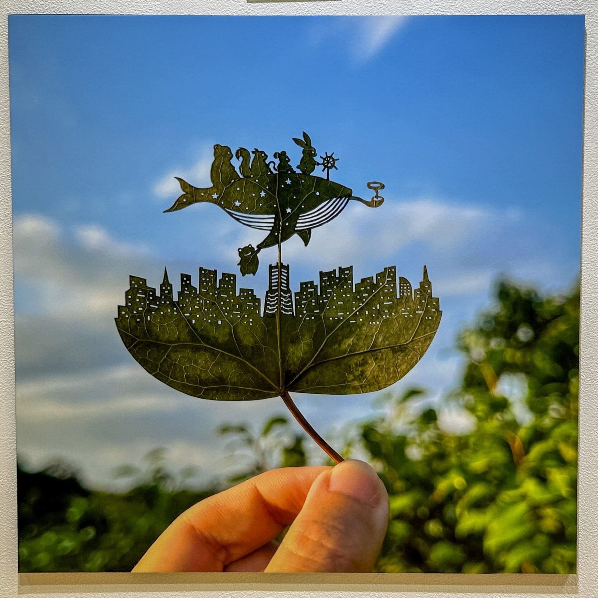 横浜と万博で展示中 注目の葉っぱ切り絵作家に聞く | ［楽活