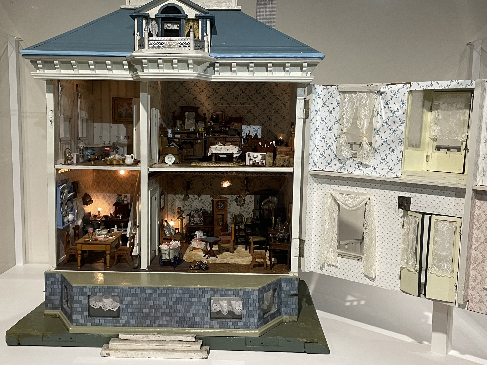 作家たちの超絶技巧にため息 そごう美術館で『魅惑のミニチュア ドール