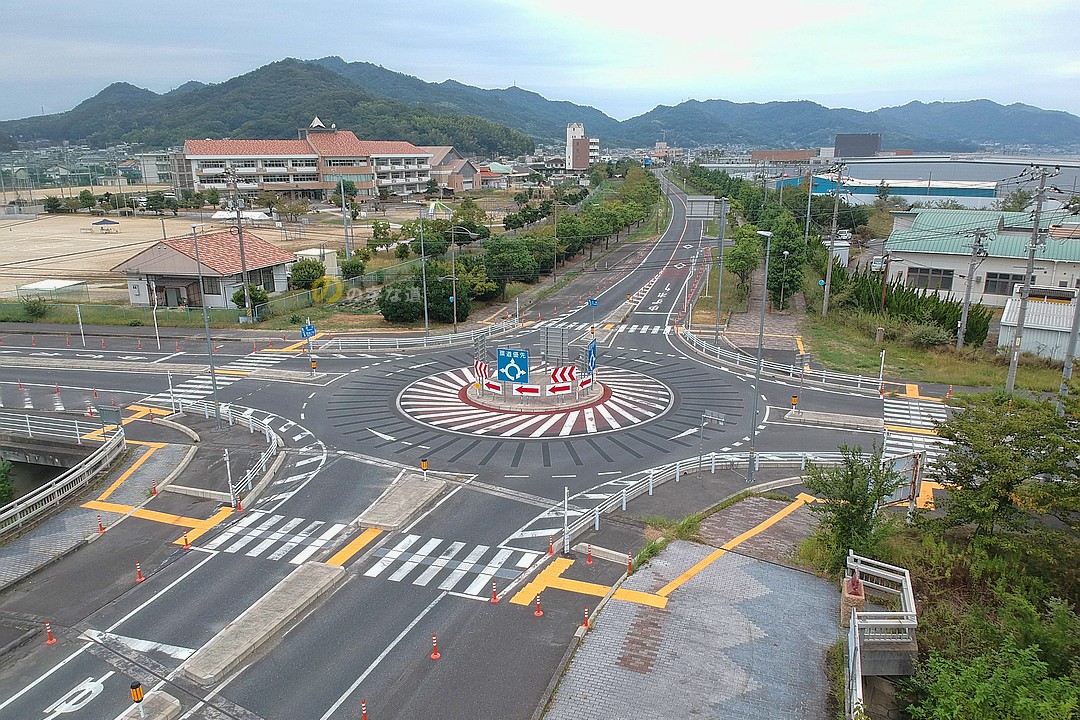 寄島町御門橋横の県道交差点（ラウンドアバウト） – のの字な道