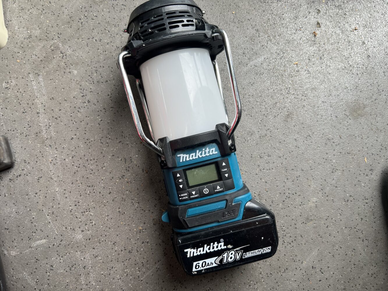 マキタ(makita)の充電式ランタン付ラジオ MR054 を買取致しました