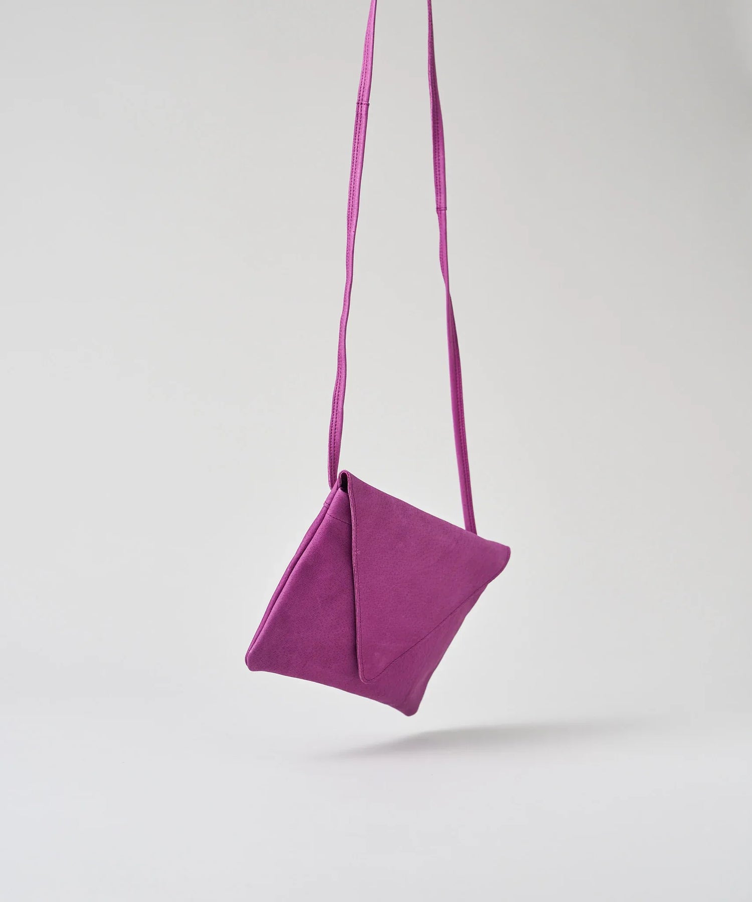 REN】《ショルダーバッグ》コンパクトで軽い、長さ調整自由なレザーバッグ