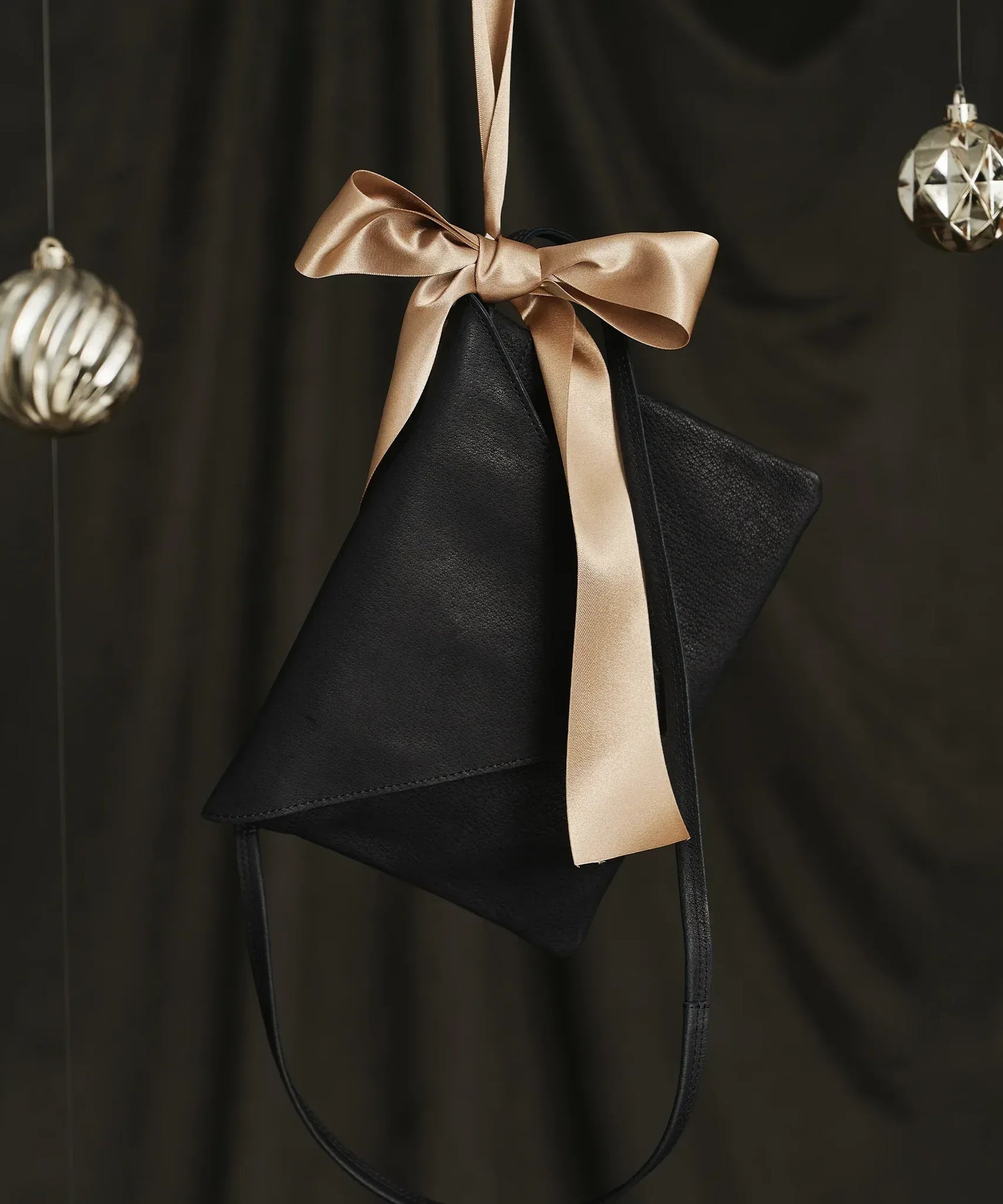 REN】《ショルダーバッグ》コンパクトで軽い、長さ調整自由なレザーバッグ