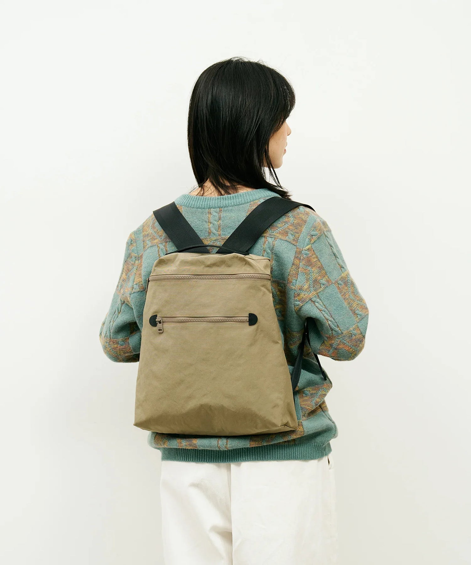 フラットなナイロンリュック｜軽くてナチュラルなデザイン｜REN