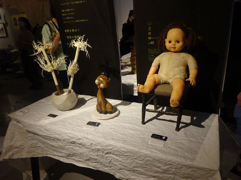 推し呪物と出会える「祝祭の呪物展」（辛酸なめ子） – 連載JP