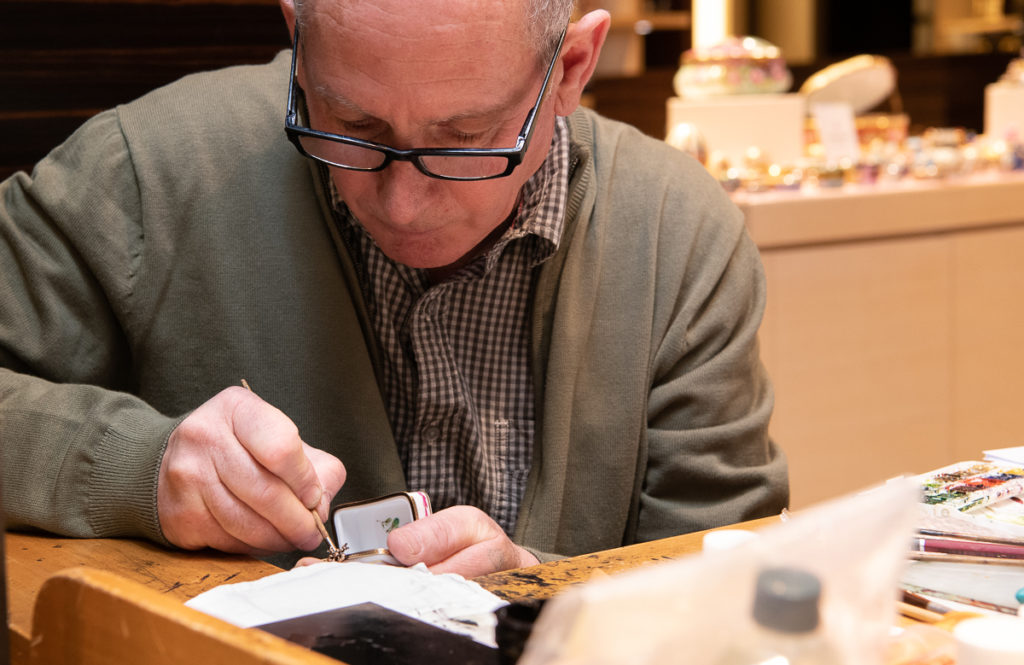 フランスの可愛い磁器「リモージュボックス」をサプライズなお祝いの品