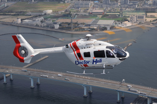 最新型ヘリコプター「H145 / BK117 D-3」、ドクターヘリとして納入