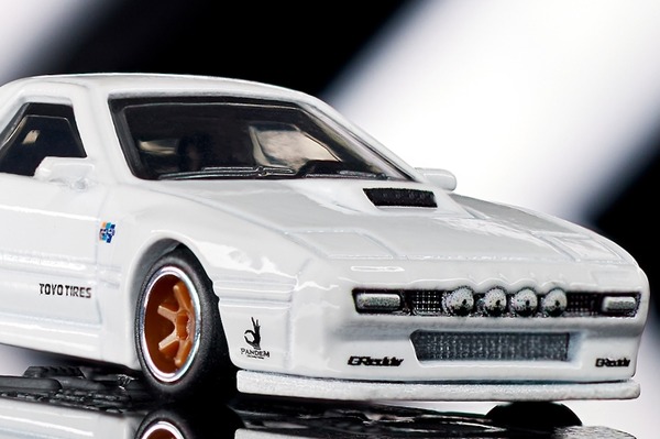 あの峠漫画にもでてくる「純白のFC」が登場！ 1月発売のホットウィール