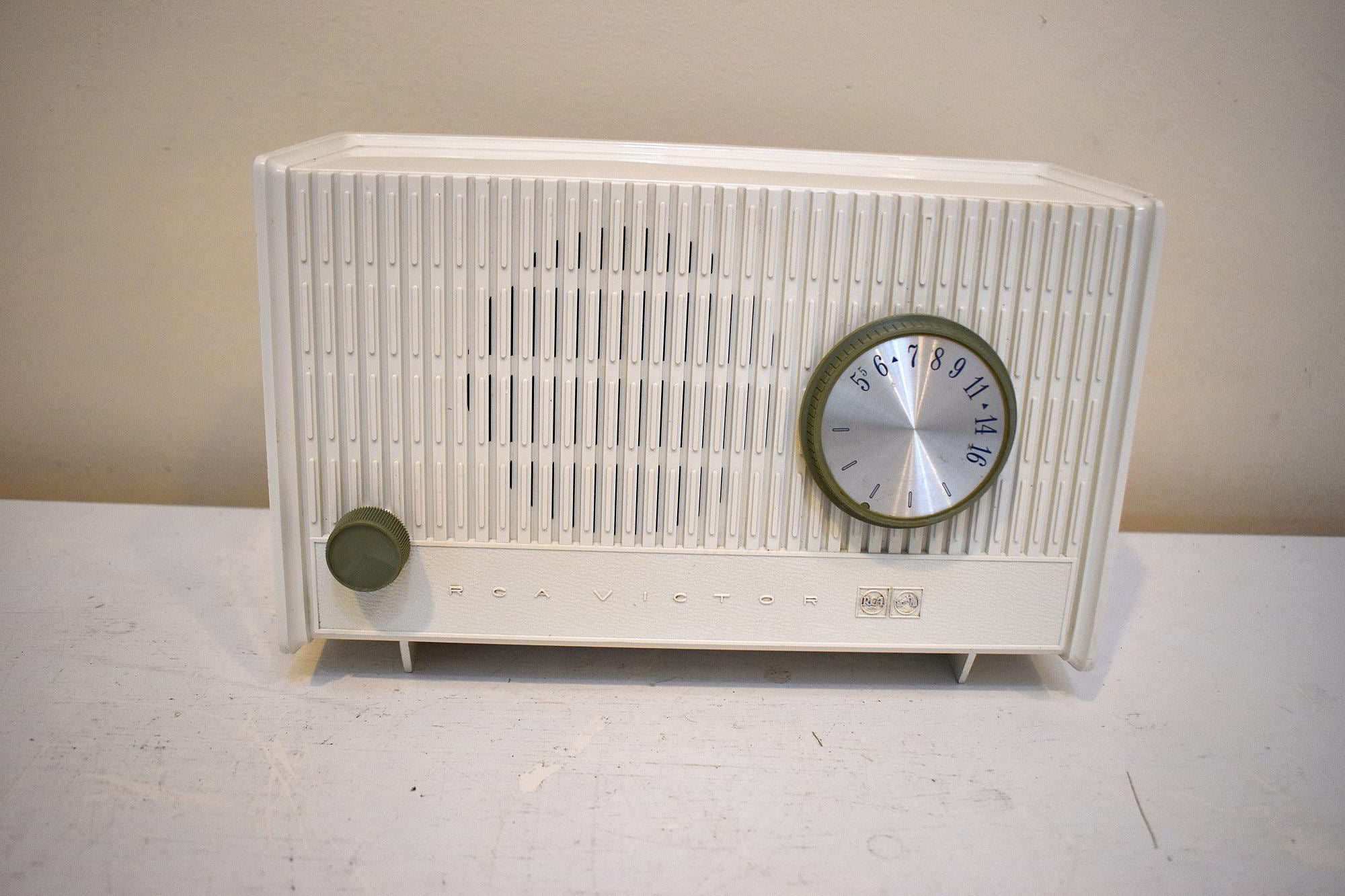 Alpina White 1964 RCA Victor Model RFA-11W AM Vacuum Tube Alarm