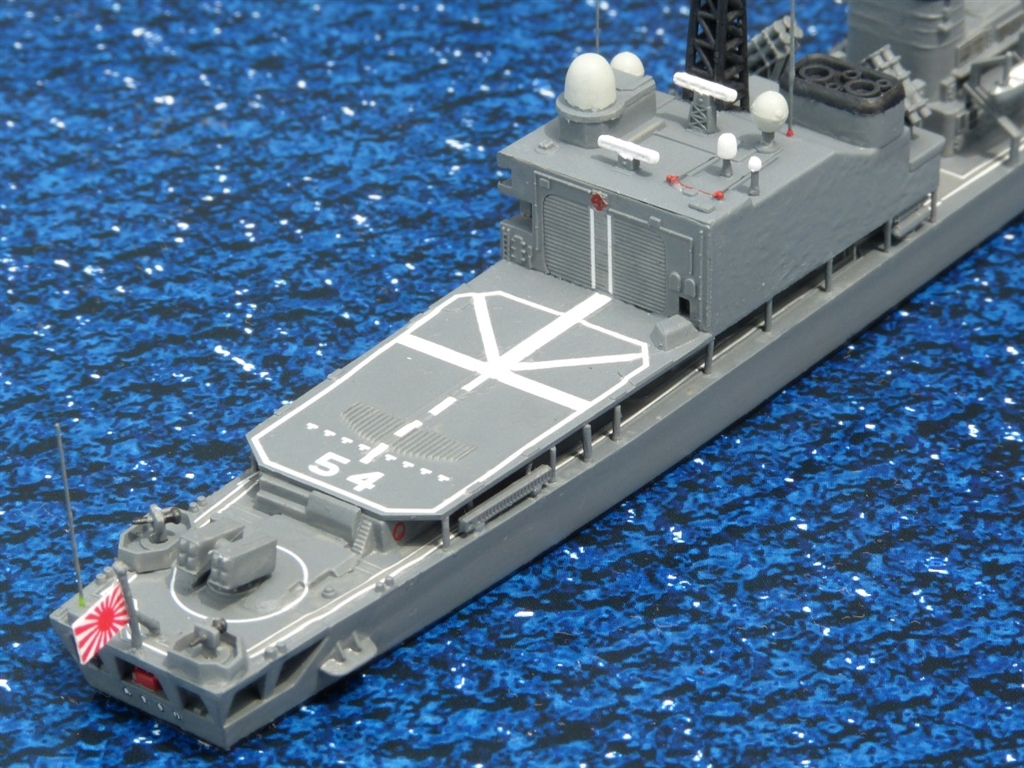 価格.com - 『右舷後半。格納庫・ヘリ甲板下の支柱は2本足りない。次