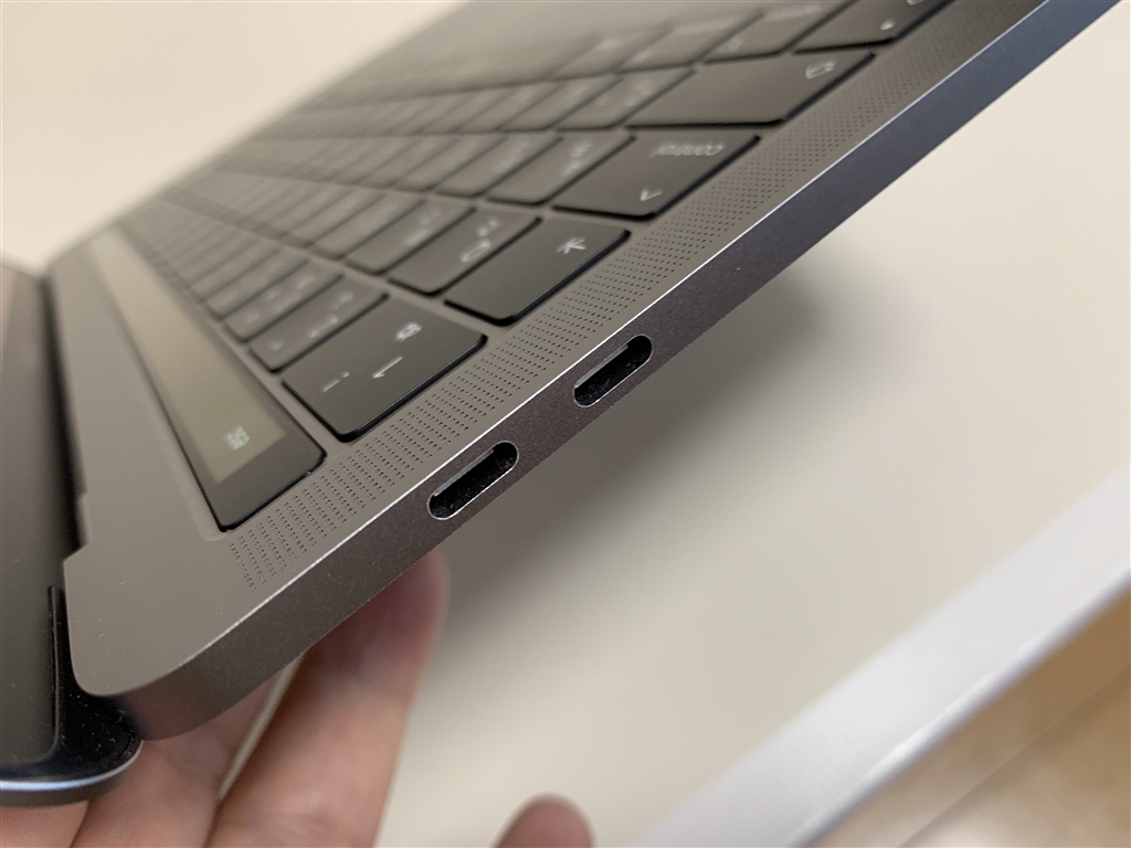 価格.com - 『雑にUSB-Cを抜き差ししていると傷がつきやすいのでご注意