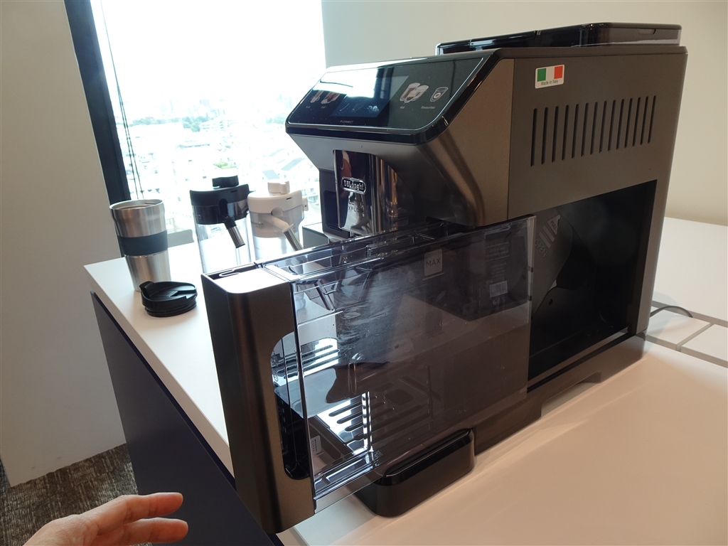 価格.com - 『給水タンクの着脱は手前側にスライドさせる』デロンギ