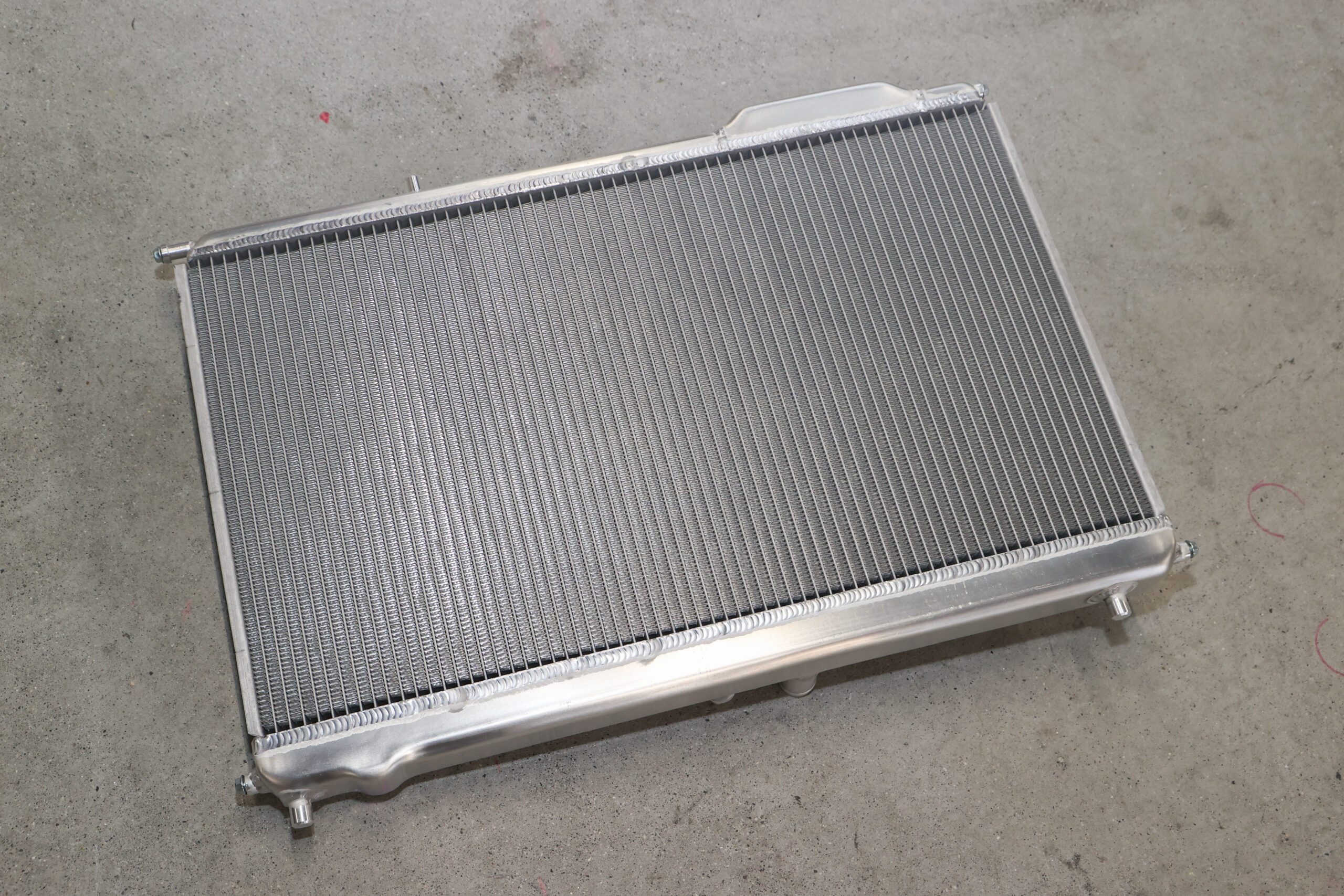 K＆GからZC33Sスイフトスポーツ用オイルクーラー内蔵アルミ