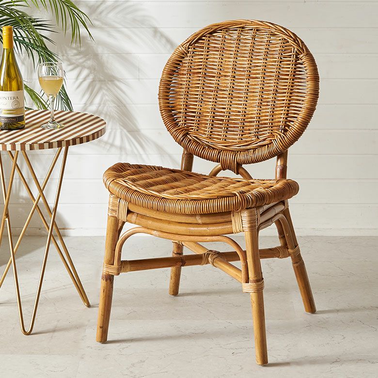 軽くて丈夫な皮付きのアラログラタンで編まれたダイニングチェアー[14151]