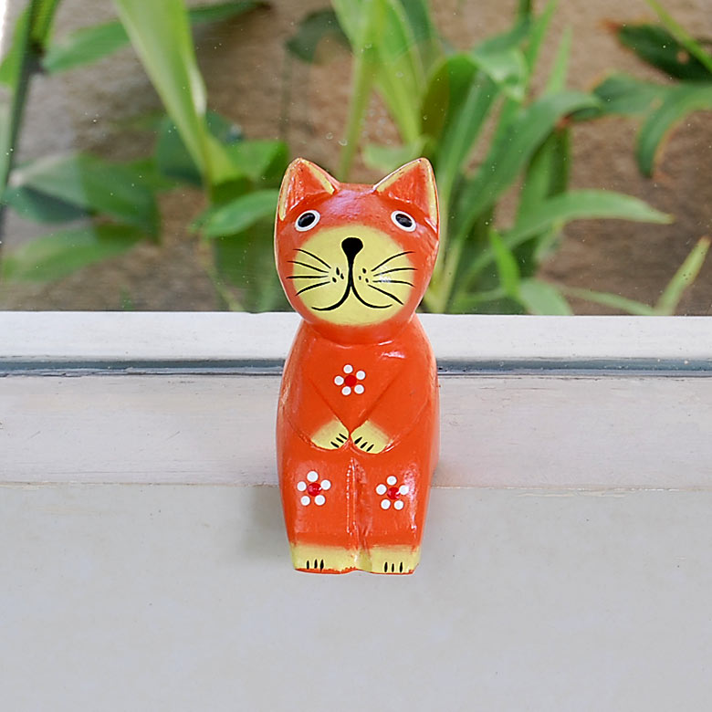 お座りした木彫りのバリネコの アジアン オブジェ オレンジ[9248