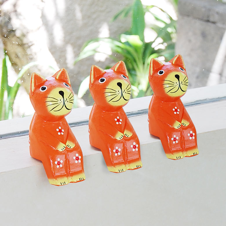 お座りした木彫りのバリネコの アジアン オブジェ オレンジ[9248
