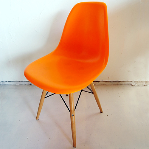 イームズ サイドシェルチェア（Eames Shell Side Chair）オレンジ