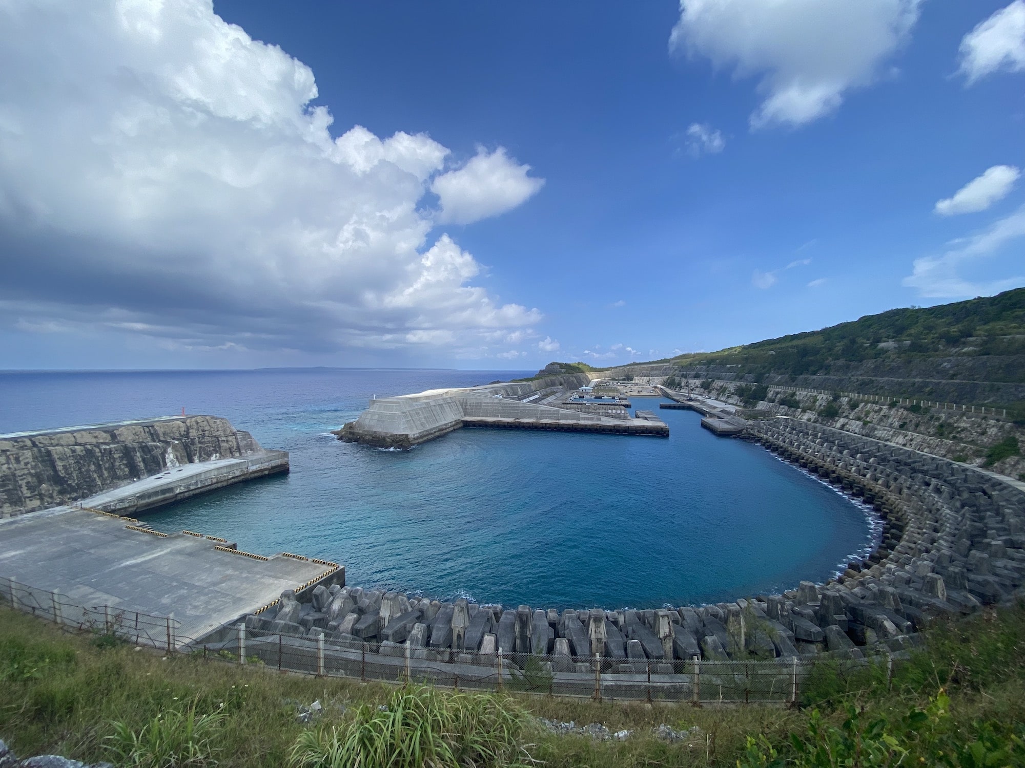 スロウに旅する沖縄離島・南大東島編。ワイルドな自然と八丈島と沖縄の