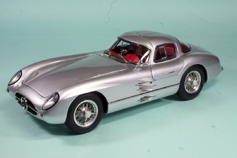 CMC 1/18 メルセデスベンツ 300 SLR クーペ 1955 シルバー/レッド