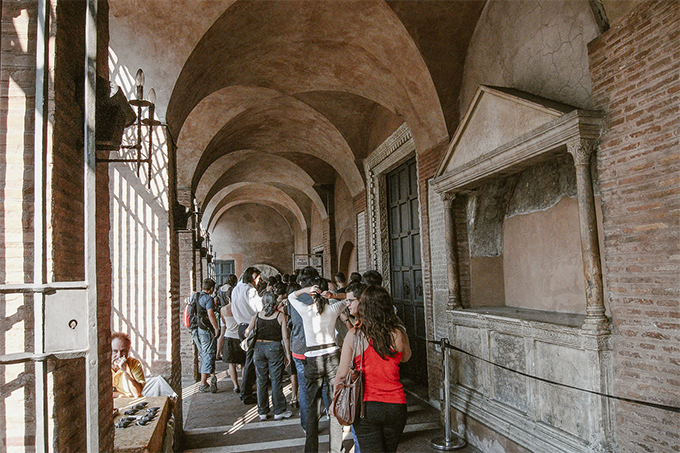 真実の口はここ、サンタ・マリア・イン・コスメディン教会 - ローマを