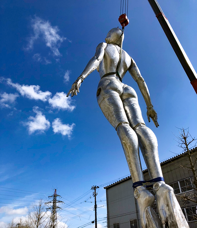 世界初披露】空山基氏デザイン 全長7mの巨大なセクシーロボット 渋谷