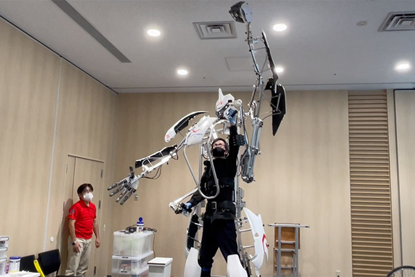 身長3mの身体拡張ロボット「スケルトニクス」がド迫力のデモを公開