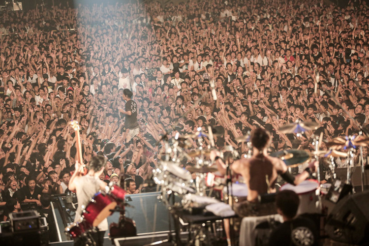 男涙を堪えたTAKUYA∞、8000人の同志と肩を組み大絶唱！ UVERworld