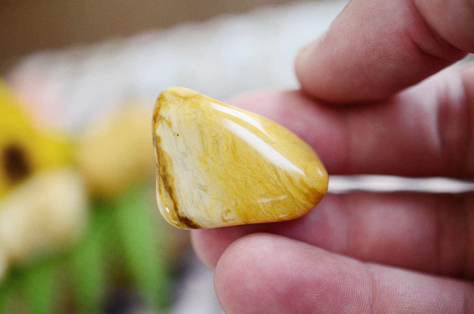 イエロージャスパー (Yellow Jasper tumbled) - Rock Identifier