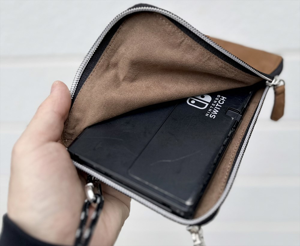 鹿革の柔らかさを活かす！「北海道天然エゾ鹿革のスマホショルダー